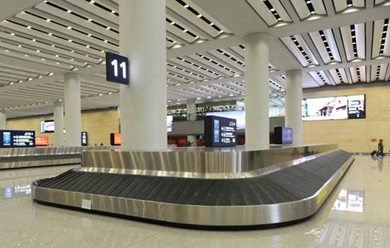 Inclined plate baggage carousel